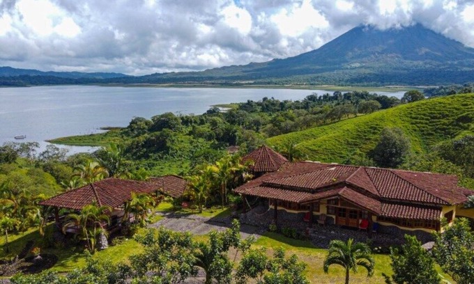 El Fosforo Maison | Wide Luxury Home with Pool & Jacuzzi access & Amazing Volcano and Lake views