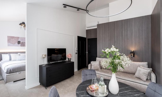 Wesoła Zachod Appartement | Wielopole Top Floor Apartments by Hostly