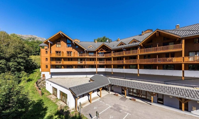 Les Bottieres Appartement | Wifi, ski-in/ski-out & foot of the slopes, fitness, swimming pool, terrace, balcony, parking, tv