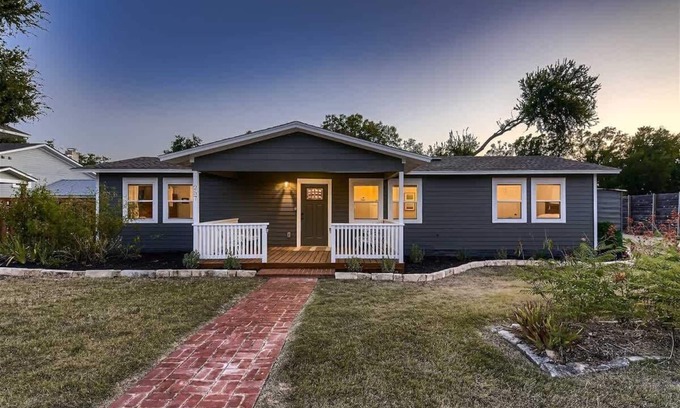 Georgetown Maison | The Wilbarger Villa | Sunsets, Seclusion, Views, and close to Everything!