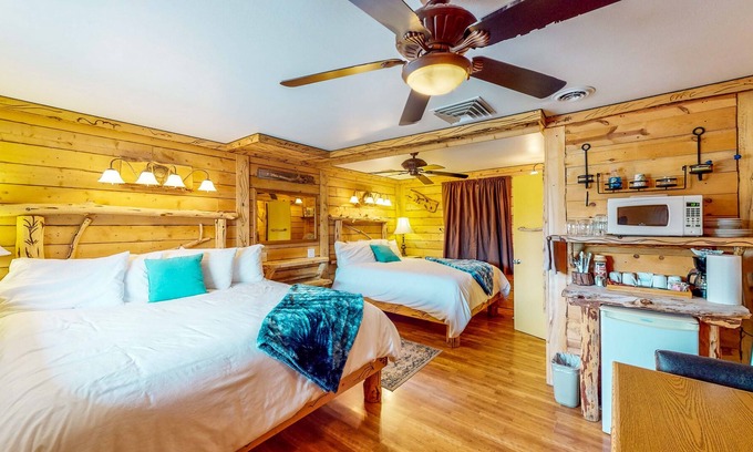 Cedaredge Cabine | Wilderness retreat with stellar shared amenities