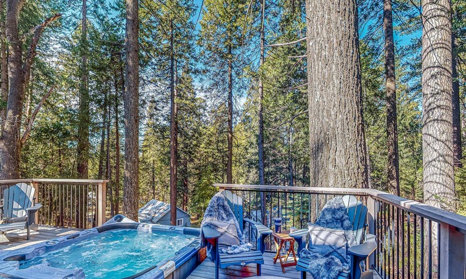 Alta Maison | Wilderness retreat with hot tub & balcony access
