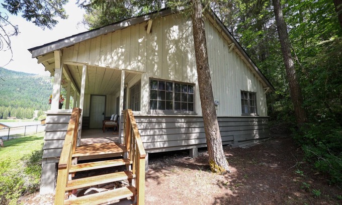 Colville Cabine | Wilderness West Resort Cabin 7