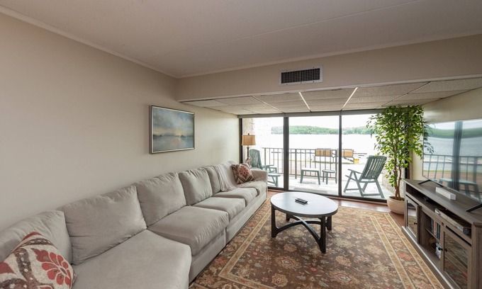 Thayerville Copropriété | Will O' The Wisp 102B: One Bedroom Lakefront Condo with Fireplace & Free WIFI!