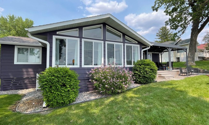 Annandale Maison | Willow Cove Cottage - A Serene 5-Bedroom House on Pleasant Lake in Annandale, MN