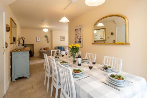 Knodishall Maison | Willow House in Knodishall, Sleeps 7 - Only a short drive from Aldeburgh, Thorpeness & Snape Maltings - Managed by Aldeburgh Coastal Cottages