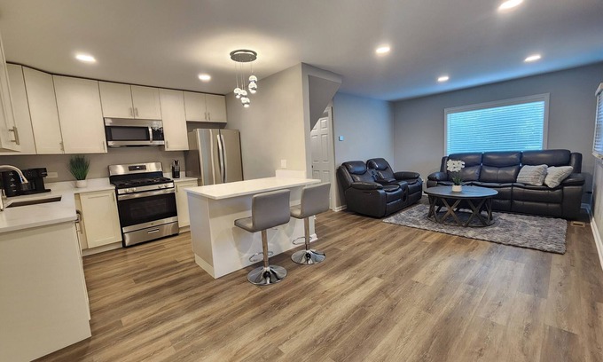 Willowbrook Maison | Willowbrook Gem 3-bedroom house with AC, WiFi, next to Forest Preserve