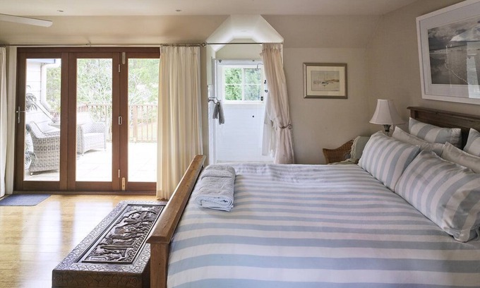 Kurrajong Lit Et Petit-Déjeuner | Les saules au Kurrajong Luxury Loft Suite