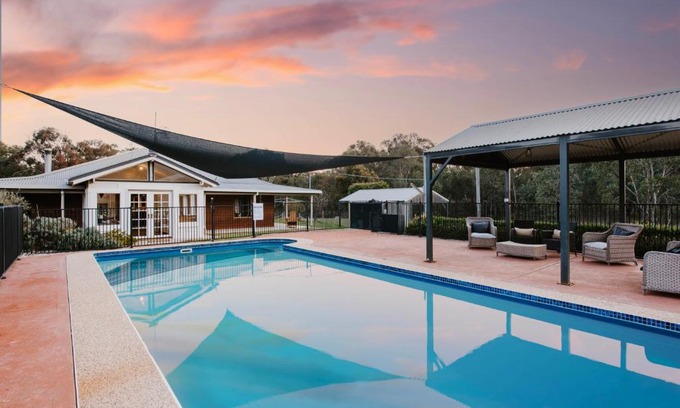 Budgee Budgee Maison | 'Wilpine' Poolside Country Luxury near Town