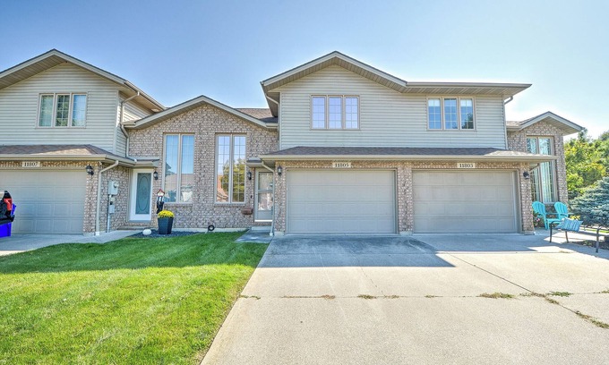Woodslee Maison | Windsor 5 beds 3 baths minutes from the Battery Plant