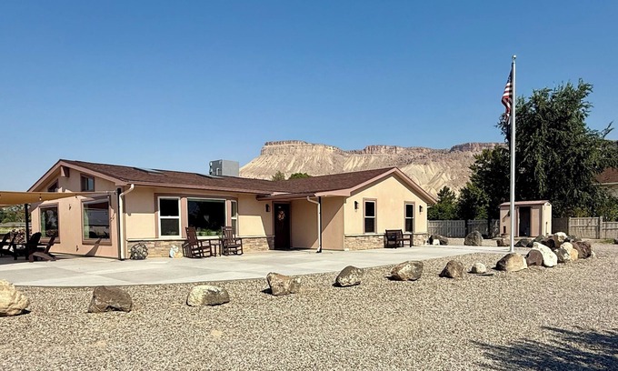 Palisade Maison | Wine Country Escape - 3 BR/2 BA Retreat - Orchard, Mountain Views & Large Patio