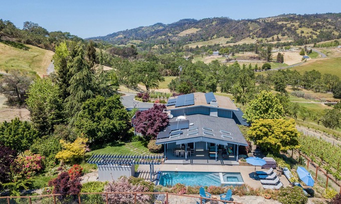 Riebli-Wallace Neighborhood Group Maison | Wine Country Retreat avec piscine, vignoble, vert et bain à remous