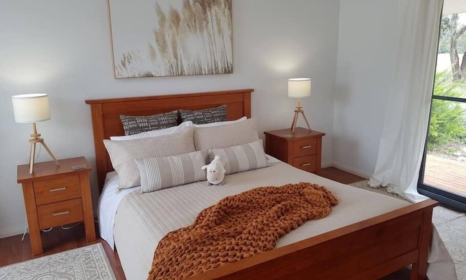Buckaroo Cottage | Contemporary Cottage on scenic acreage close to wineries
