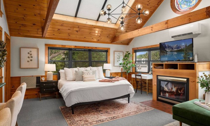 North Andover Appartement | Winery Studio w/ Private Hot Tub,Fireplace,Tasting