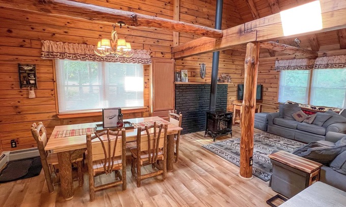 Laconia Cabine | Winnipecabin - Belle cabane en rondins avec accès à l’eau et bain à remous - proche de tout!