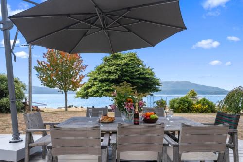Lake Tarawera Maison | Winstone Cottage - Waterfront Lake Tarawera Home