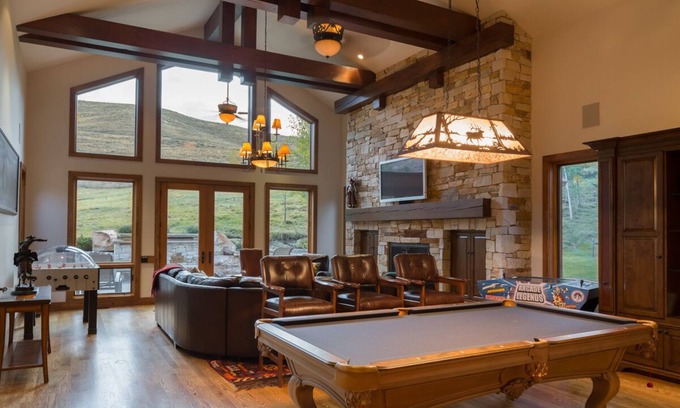Elkhorn Village Maison | Escapade privée en montagne avec vue à 360 degrés et chambre bonus - idéal pour les groupes