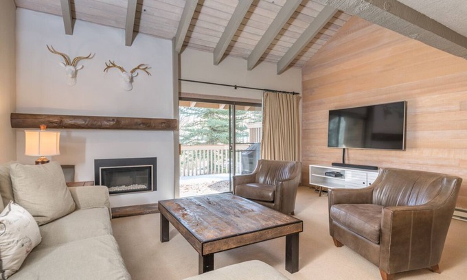 Sun Valley Copropriété | Condo ensoleillé côté pente avec terrasse privée et accès au bain à remous, au sauna et à la piscine