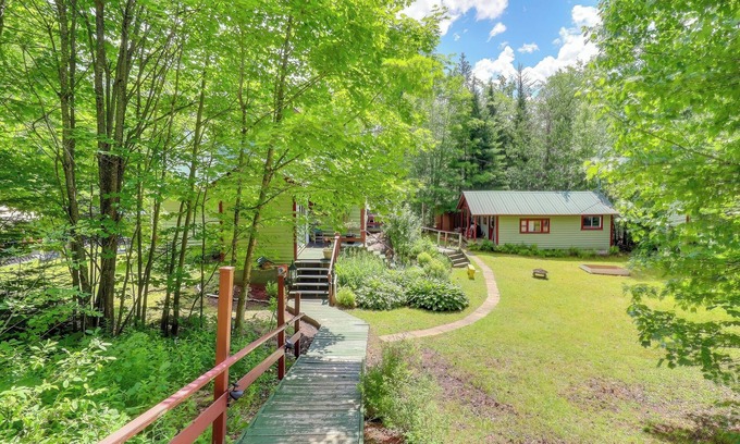 Les Pays-d'en-Haut Regional County Municipality Chalet De Ski | Winter Ski Chalet Escape-Pet-Friendly, 5 Mins to Skiing & Top Ski Cross Course