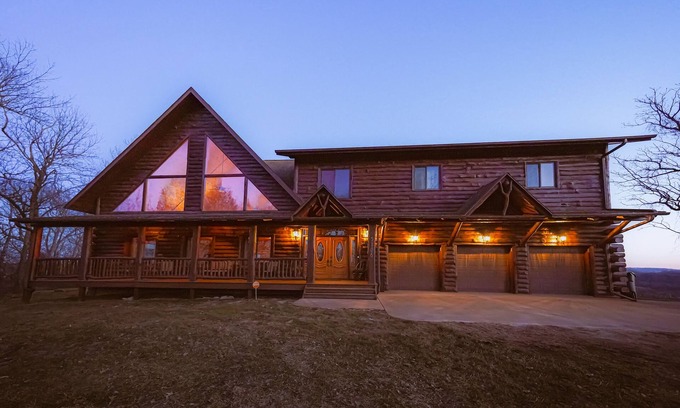 Cassville Maison | Wisconsin Log Cabin Lodge | Sleeps 16