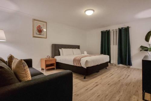 Wishart Appartement | Wishart 1Bed 1Bath Tiny, Quiet House w Parking M15