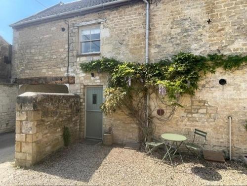 Whaddon Maison | Wisteria Cottage - 2 bed near Bath & many NT sites