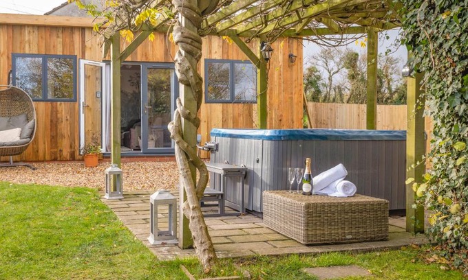 Upton Cheyney Maison | Wisteria View with hottub & cabin sleeps 20