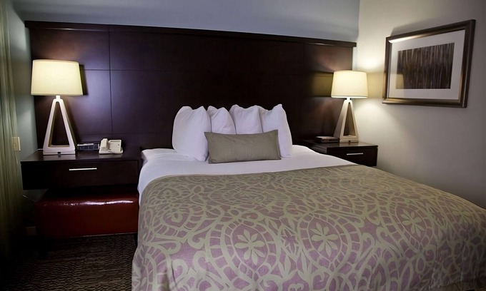 San Bruno Hôtel | With FREE Breakfast, Full Kitchen, Onsite Pool, Parking Onsite!