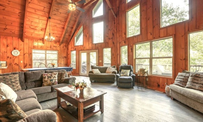 Flat Hollow Marina Cabine | Witt's Cove Landing Lakefront, cov'd dock+hot tub