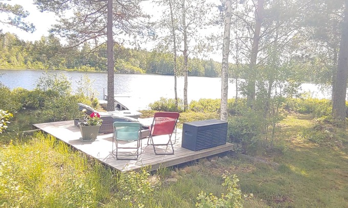 Sodra Vi Appartement | Wohng. f. 2 personnes au bord du lac de la forêt près de Vimmerby, kl. Terrasse avec vue sur le lac, Ruderb., Jetée