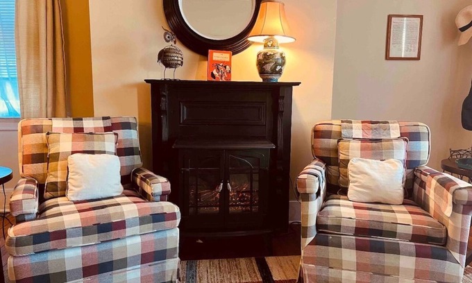 Winchester Appartement | WonderClock House downtown vintage duplex w/ porches, steps to Handley Library