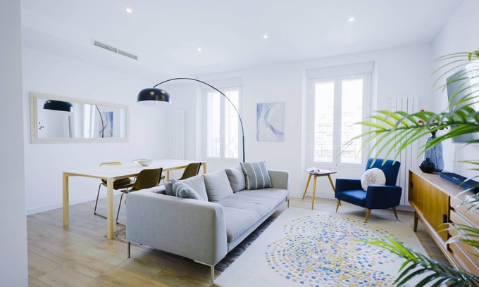 Chueca Appartement | Wonderful 2BR/2BA flat overlooking Pedro Zerolo Sq