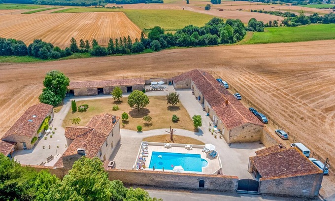 Saint-Hilaire-de-Villefranche Maison | 2 chambres hébergement à St-Hilaire-de-Villefr.