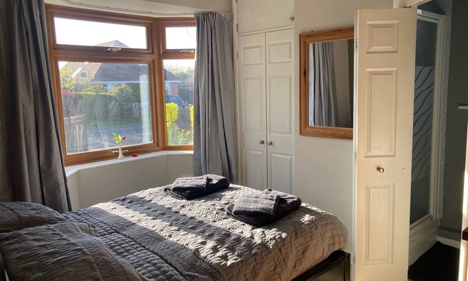 Holworth Appartement | Wonderful accommodation with double bedroom en-suite shower, lounge and WiFi