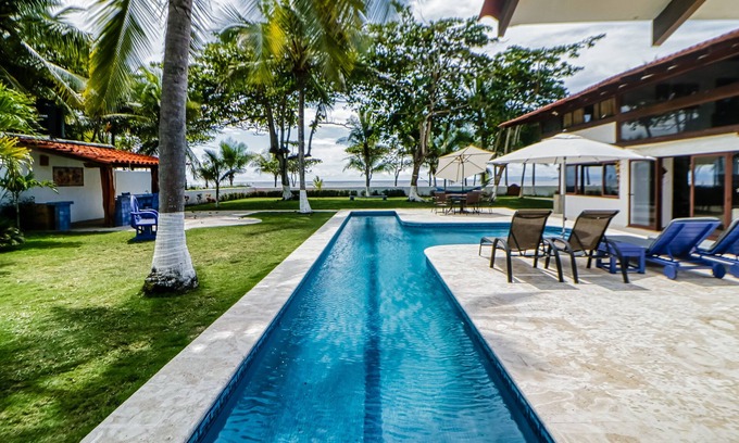 Cerro Plano Maison | Wonderful beachfront property in Tivives with palm trees, private pool, and AC