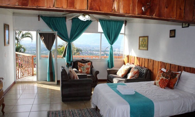 San Isidro Lit Et Petit-Déjeuner | Wonderful climate at 4000ft. Views of entire Central Valley! Close to Airport