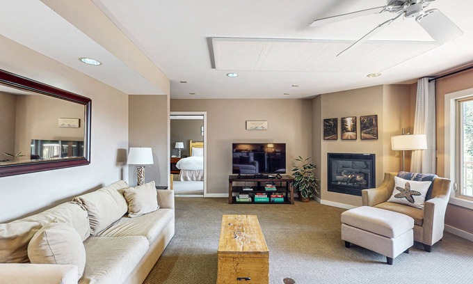 Rosario Copropriété | Wonderful escape with water access, three balconies, W/D, & gas fireplace