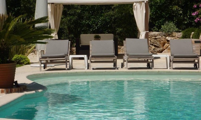 Le Collet Villa | Maison de famille merveilleuse avec réchauffée par le soleil de pavage pour bronzer et nager.