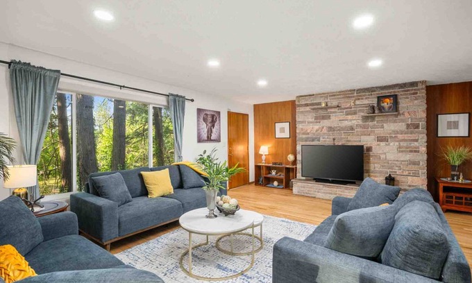 Gresham Maison | Wonderful Forested Retreat, Next to Park, Pet Friendly, Game Room, Pool Table, Fire-Pit, on 2 Acres