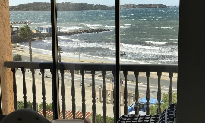 Le Brusc Appartement | Merveilleux studio face à la mer , á l’île des #Embiezs accès direct plage.