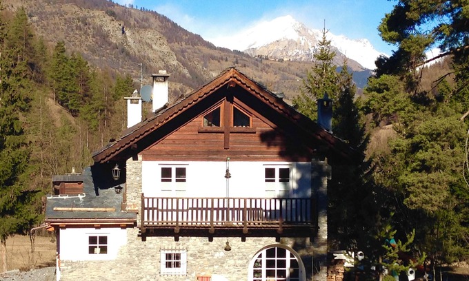 Cesana Torinese Cabine | Wonderful large Chalet surrounded by greenery 10 min from the village. Wifi and comfort.