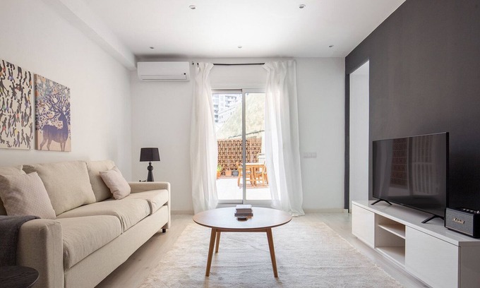 La Maternitat i Sant Ramon Appartement | Wonderful Les Corts XBR w/ Elevator & Washer, by Blueground