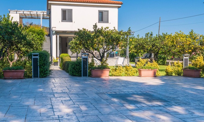 Piane Vecchie Villa | magnifique villa de style moderne avec un beau jardin orange. 8 couchages