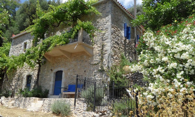 Karvelas Maison | ancienne maison en pierre magnifique, avec vue sur la mer et les montagnes
