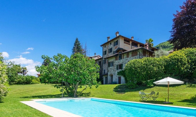 Porto Valtravaglia Villa | Merveilleuse maison de vacances privée pour 12 personnes avec WIFI, piscine privée, TV et parking