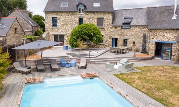 Le Tronchet Villa | Belle maison de vacances privée pour 12 personnes avec piscine privée, WIFI, TV et terrasse