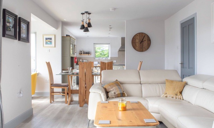 Dunvegan Maison | Belle maison de vacances privée pour 6 personnes avec WIFI, TV, patio et parking