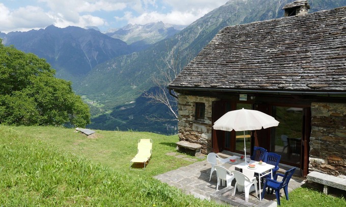 Acquarossa Maison | Magnifique maison de vacances privée avec WIFI, TV, patio, animaux admis et parking