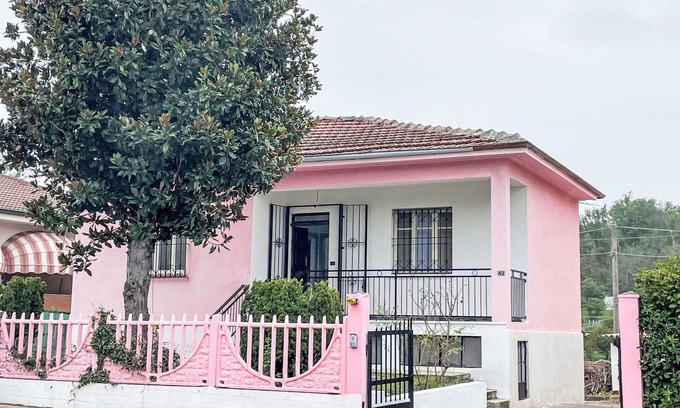 Quattordio Maison | Magnifique maison de vacances privée avec WIFI, piscine privée, patio, animaux admis et parking