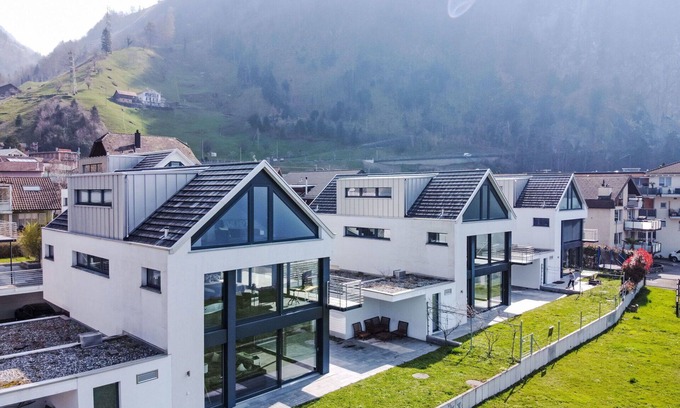 Ruetli Maison | Belle maison de vacances privée pour 10 personnes avec WIFI, TV, patio et animaux admis